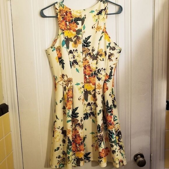 CandiesĀ FloralāSkaterāDressāsizeāMedium - Picture 2 of 4